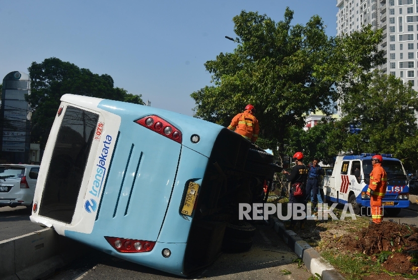 Bus Transjakarta kecelakaan (ilustrasi)