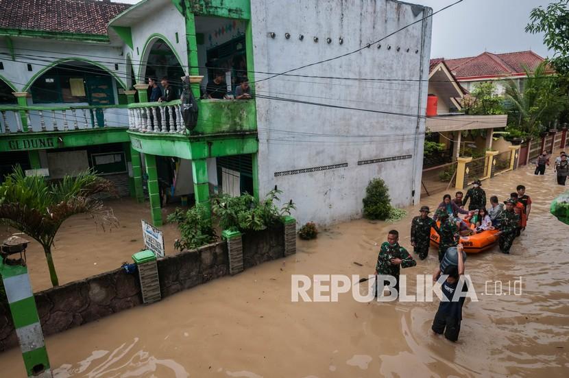 Petugas kepolisian dibantu prajurit TNI mengevakuasi warga saat banjir di Rangkasbitung, Lebak, Banten, Selasa (14/9/2021). Tingginya intensitas hujan yang terjadi sejak Senin (13/9/2021) malam, menyebabkan ratusan rumah di Rangkasbitung terendam banjir setinggi dua meter. 