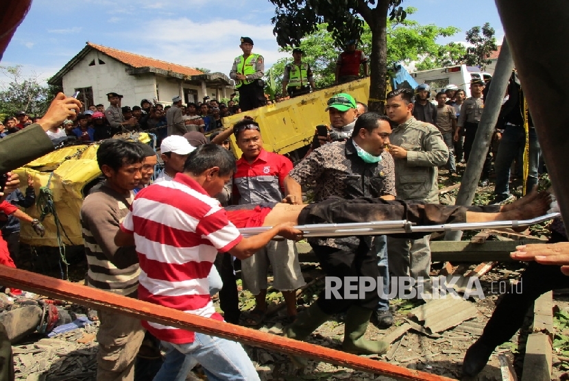 Petugas kepolisian dibantu warga melakukan evakuasi korban kecelakaan tabrakan beruntun di Jalan Raya Sukabumi, Kecamatan Gekbrong, Kabupaten Cianjur Jawa Barat, Sabtu (30/7).
