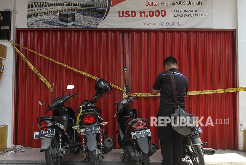 [ilustrasi] Petugas Kepolisian Direktorat Kriminal Khusus Polda Riau menyegel Kantor cabang keberangkatan haji dan umrah Abu Tours di Pekanbaru, Riau, Selasa (17/4). 