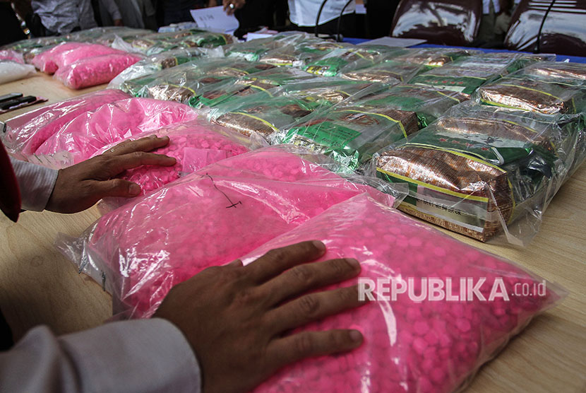 Petugas Kepolisian Direktorat Narkoba Polda Riau menyusun barang bukti kasus narkoba berupa ekstasi dan sabu-sabu ketika konferensi pers di Mapolda Riau jalan Sudirman Pekanbaru, Riau, Rabu (2/5).