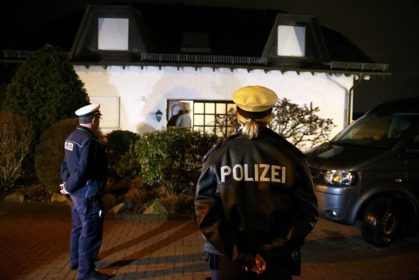 Petugas kepolisian Jerman berdiri di luar rumah orang tua kopilot Germanwings, Andreas Lubitz di Montabaur.