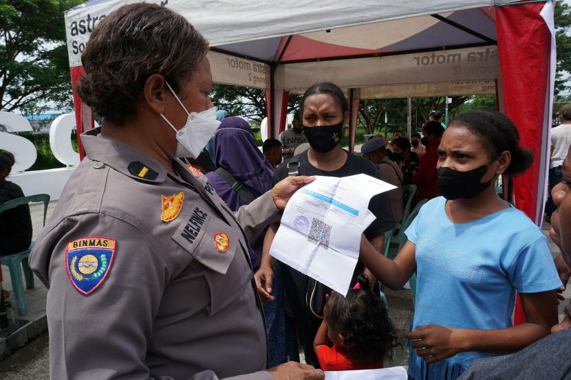 Petugas Kepolisian (kiri) berkomunikasi dengan warga di Papua (ilustrasi).