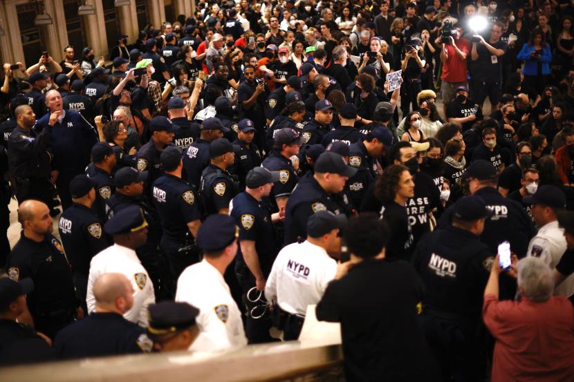 Petugas Kepolisian Kota New York YPD menangkap ratusan orang pendemo yang menyerukan gencatan senjata di tengah perang antara Israel dan Hamas, di Stasiun Grand Central, New York, pada 27 Oktober 2023.