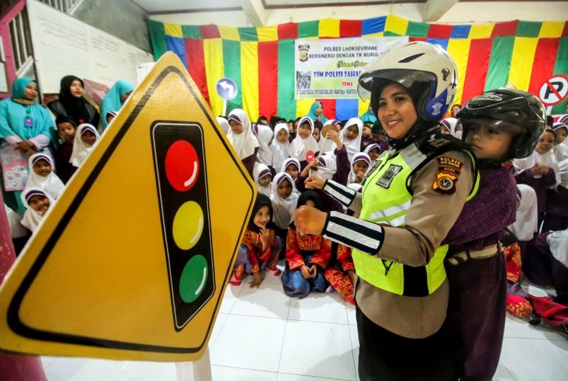 Ilustrasi polisi mengajar di sekolah TK. Bripka Heri Prasetyo merupakan personel Polri yang aktif mengelola sekolah TK di Gunung Kidul Yogyakarta.