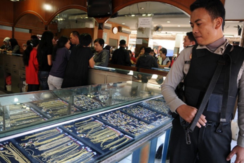Petugas kepolisian melakukan inspeksi kelengkapan alat pengamanan di salah satu toko emas.