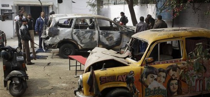 Petugas kepolisian melakukan olah tempat kejadian perkara (TKP) di lokasi bom mobil di kedutaan Israel di New Delhi, India, Selasa (14/2). 