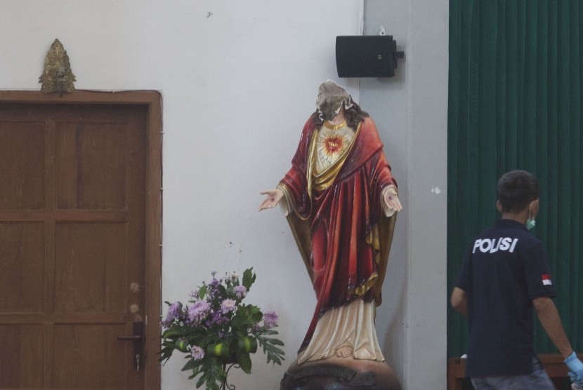 Petugas kepolisian melakukan olah Tempat Kejadian Perkara (TKP) kasus penyerangan di Gereja Katholik St. Lidwina, Jambon, Trihanggo, Gamping, Sleman, DI Yogyakarta, Ahad (11/2).