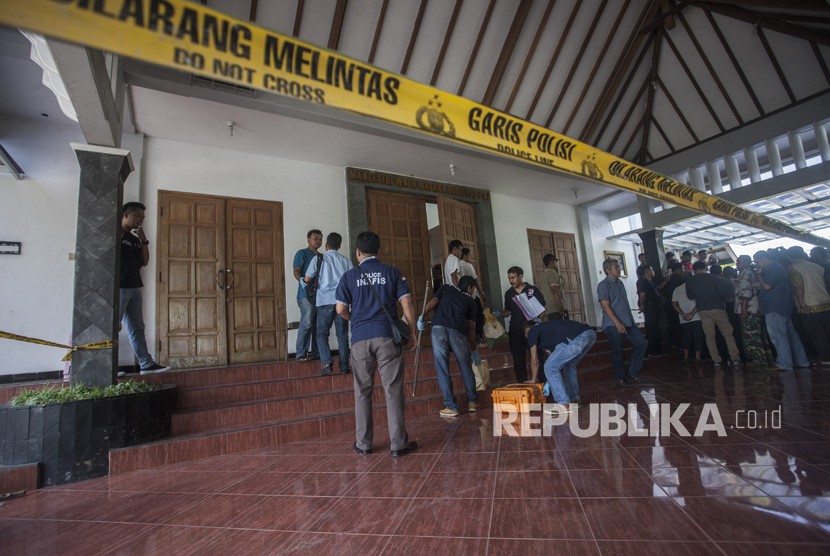 Petugas kepolisian melakukan olah Tempat Kejadian Perkara (TKP) kasus penyerangan di Gereja Katholik St. Lidwina, Jambon, Trihanggo, Gamping, Sleman, DI Yogyakarta, Ahad (11/2). 