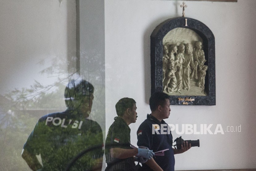 Petugas kepolisian melakukan olah Tempat Kejadian Perkara (TKP) kasus penyerangan di Gereja Katholik St. Lidwina, Jambon, Trihanggo, Gamping, Sleman, DI Yogyakarta, Ahad (11/2).
