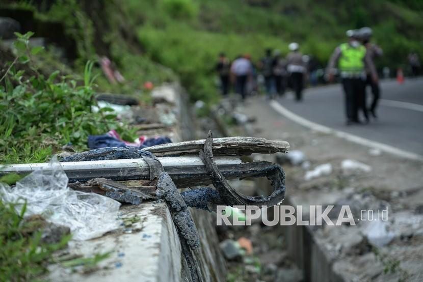 Petugas kepolisian melakukan olah Tempat Kejadian Perkara (TKP) kecelakaan bus di Imogiri, Bantul, DI Yogyakarta, Senin (7/2/2022). Olah TKP tersebut dilakukan untuk mengetahui penyebab kecelakaan bus pariwisata yang mengakibatkan 13 orang meninggal duia pada Ahad (6/2). 