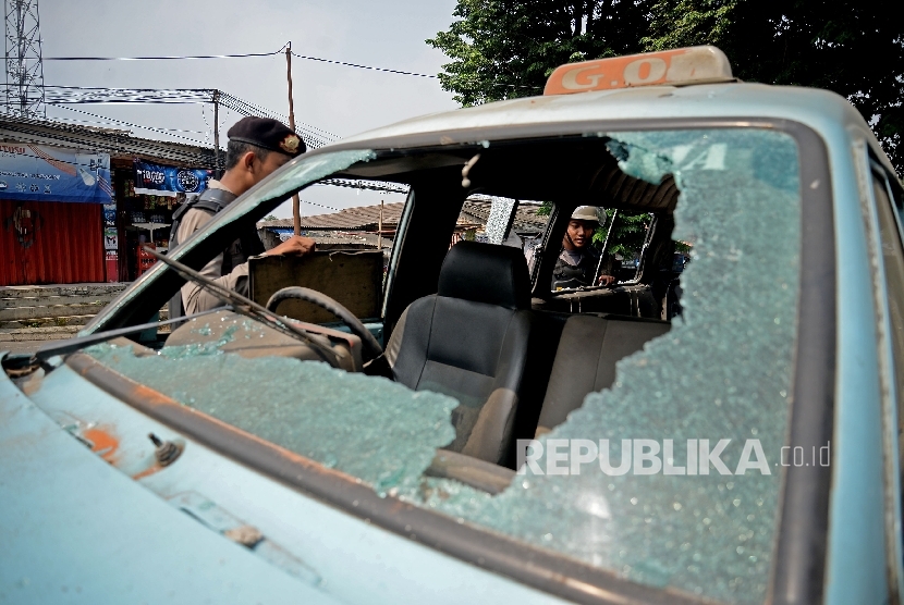 Angkot korban aksi sweeping di Tangerang (ilustrasi).