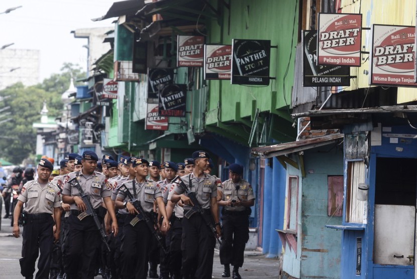 Petugas kepolisian melakukan patroli keamanan di kawasan Kalijodo, Jakarta, Senin (22/2)