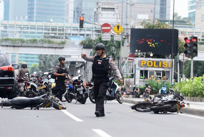 Petugas kepolisian melakukan pengamanan di area pos polisi yang diledakan oleh sejumlah teroris di kawasan Sarinah, Jakarta, Kamis (14/1). 