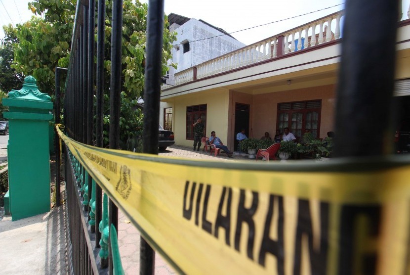 Petugas kepolisian melakukan penjagaan di rumah Ivan Armadi Hasugian (18 tahun) pelaku teror bom Gereja Katolik Stasi Santo Yosep di Jalan Setiabudi Kelurahan Tanjung Sari Medan, Sumatera Utara, Senin (29/8). 