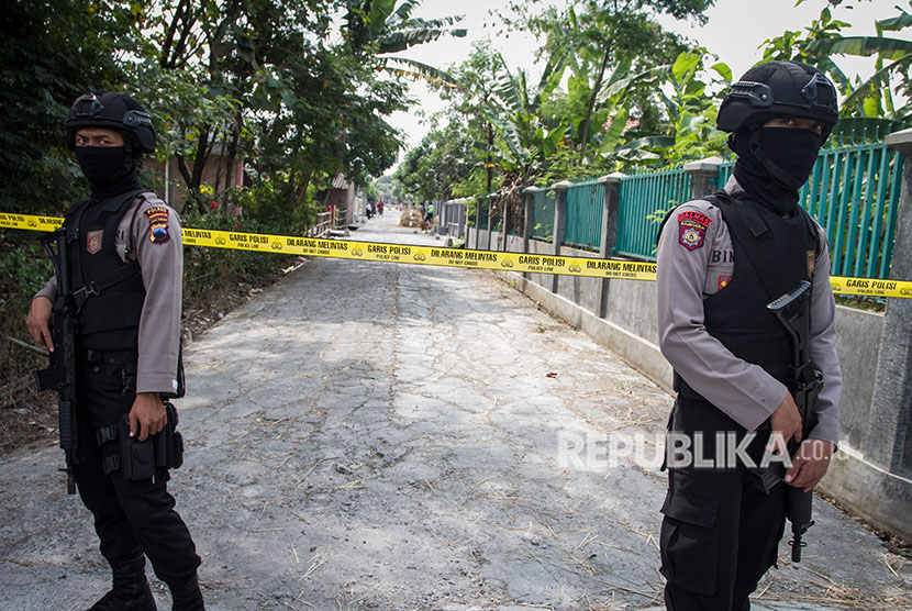 Petugas kepolisian melakukan penjagaan saat dilakukan penggeledahan di salah satu rumah terduga teroris di Jatikuwung, Gondangrejo, Karanganyar, Jawa Tengah, Senin (4/6). 