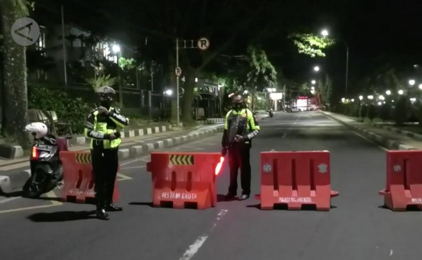 Petugas kepolisian melakukan penutupan di beberapa ruas jalan di Kota Malang untuk mencegah peningkatan kasus Covid-19.