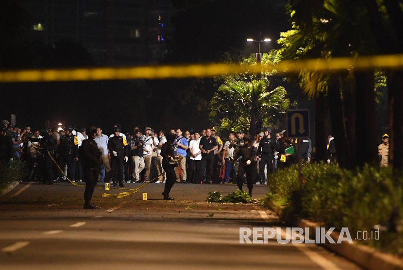 Petugas kepolisian melakukan penyisiran di lokasi ledakan yang terjadi di Parkir Timur Senayan, Jakarta, Ahad (17/2/2019).