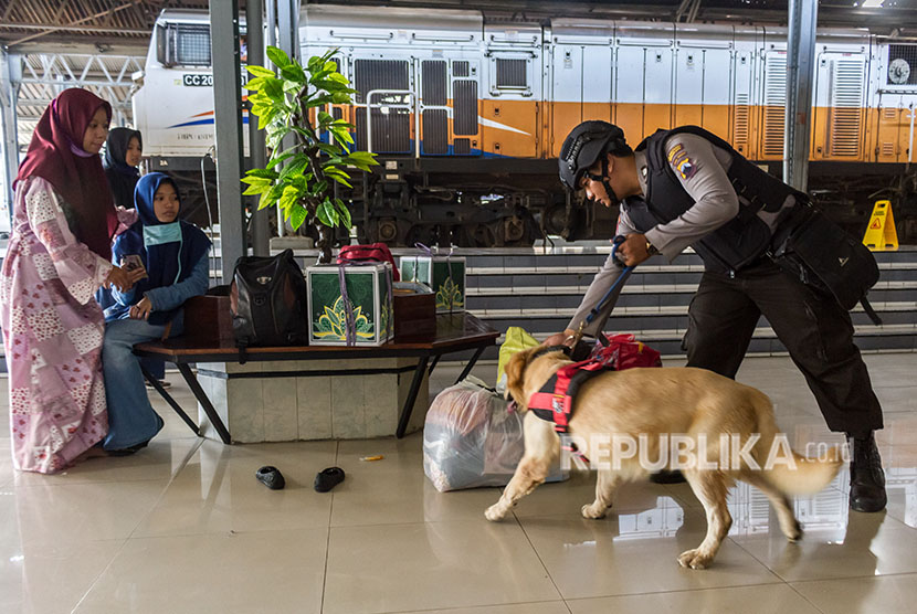 Petugas kepolisian melakukan penyisiran menggunakan anjing pelacak di Stasiun Kereta Api (KA) Tawang, Semarang, Jawa Tengah, Jumat (8/6).