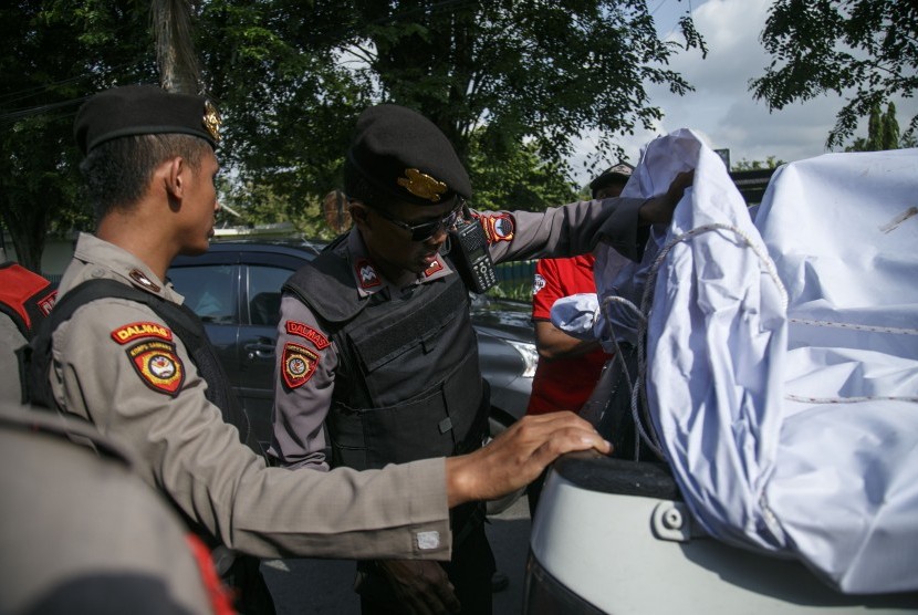 Petugas kepolisian melakukan razia di tugu perbatasan DI Yogyakarta dengan Jawa Tengah di Prambanan, Klaten, Jawa Tengah, Ahad (13/1/2019).
