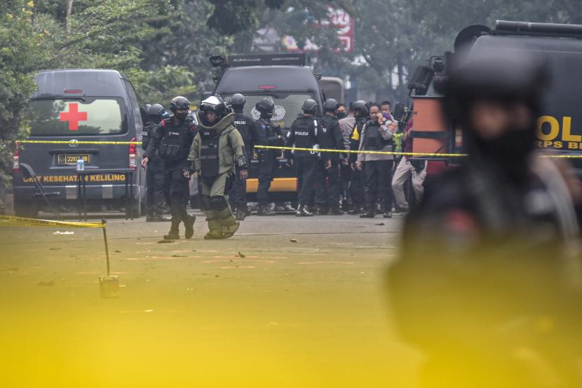 Petugas kepolisian melakukan sterilisasi di lokasi terjadinya ledakan yang diduga bom bunuh diri di area Polsek Astana Anyar, Jalan Astana Anyar, Kota Bandung, Rabu (7/12/2022).