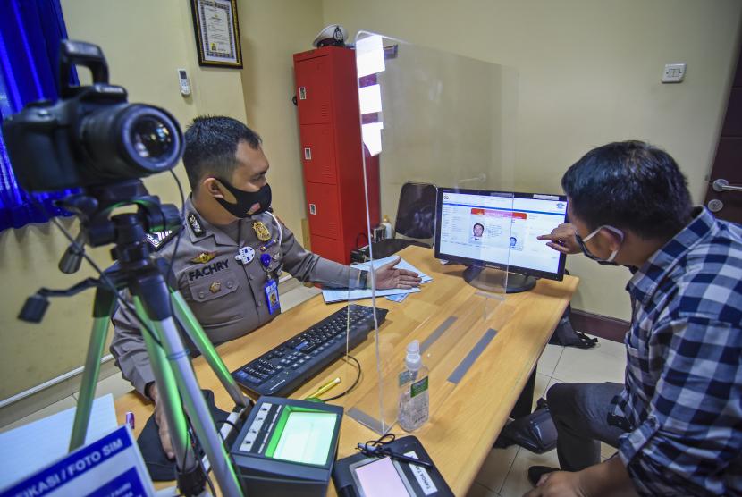 Ilustrasi pelayanan SIM. Direktur Lalu Lintas Kepolisian Daerah Nusa Tenggara Barat (NTB) Komisaris Besar Djoni Widodo mengatakan bahwa kepolisian menjanjikan pembuatan surat izin mengemudi (SIM) secara gratis untuk warga yang lahir tepat pada 1 Juli.