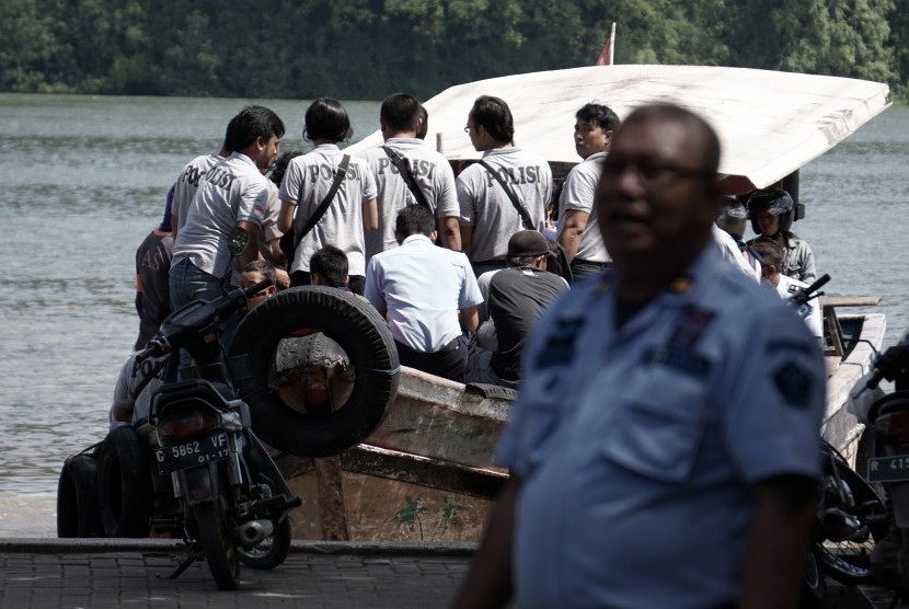 Petugas kepolisian memasuki dermaga penyeberangan Wijayapura, Cilacap, Jateng, Senin (25/7). 