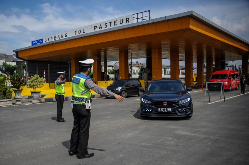 Petugas Kepolisian memberhentikan kendaraan dari luar Kota Bandung saat melaksanakan operasi yustisi PPKM Darurat di Gerbang Keluar Tol Pasteur, Bandung, Jawa Barat, Sabtu (10/7/2021). Data dari Korlantas Polri mencatat, arus lalu lintas di sekitar wilayah yang menerapkan penyekatan dapat turun hingga 60 persen dari hari-hari biasanya.