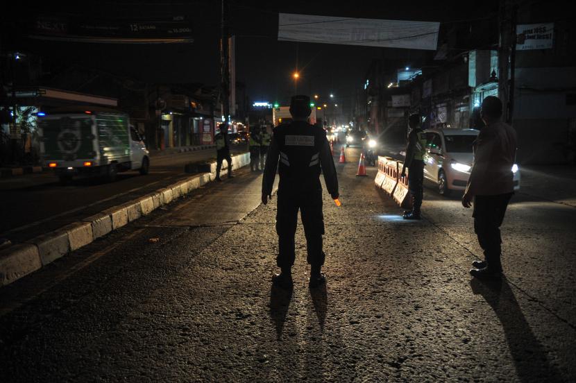 Polisi berjaga di posko penyekatan (ilustrasi). Petugas Ditlantas Polda Metro Jaya menemukan 10 orang pemudik yang bersembunyi di dalam sebuah truk pengangkut sepeda motor yang akan melintasi Gerbang Tol Cikupa, Tangerang pada Sabtu (8/5) dini hari. 
