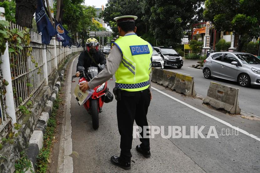 Polisi memberhentikan kendaraan yang memasuki jalur khusus Transjakarta saat Operasi Zebra Jaya 2021 di Jalan Arteri Pondok Indah, Jakarta Selatan, Senin (15/11/2021).