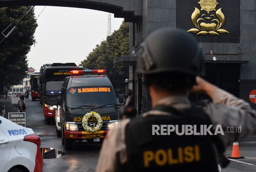 Petugas kepolisian memberi hormat saat mobil yang mengangkut jenazah anggota Brimob korban penikaman, Bripka Marhum Prencje di bawa menuju rumah duka dari Mako Brimob Kelapa Dua, Depok, Jawa Barat, Jum'at (11/5). 