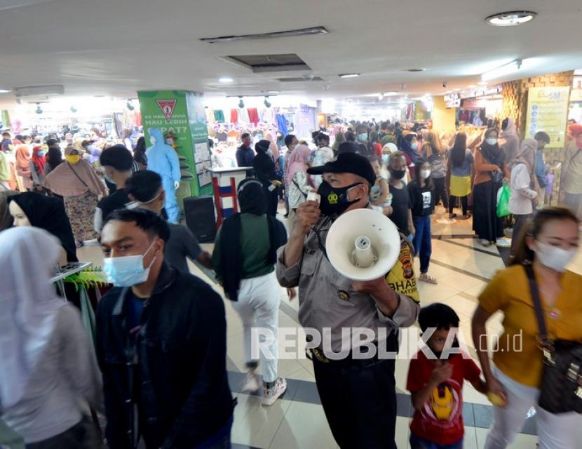 Petugas Kepolisian memberikan himbauan mencegah penyebaran COVID-19 kepada pengunjung pusat perbelanjaan Simpur Center Bandar Lampung, Lampung, Ahad (9/5/2021). Jelang Idul Fitri 1442 H jumlah pengunjung yang berbelanja di pusat perbelanjaan tersebut meningkat dari hari biasanya dengan tetap menerapkan protokol kesehatan ketat mencegah penyebaran COVID-19.