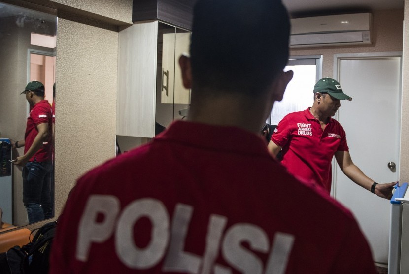 [ilustrasi] Petugas kepolisian memeriksa kamar penghuni apartemen saat melakukan razia dokumen dan narkotika di Kalibata City, Jakarta.