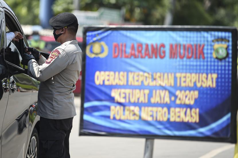Petugas Kepolisian memeriksa kendaraan pemudik yang melintas di jalan Raya Pacing Bekasi, Jawa Barat, Sabtu (23/5/2020). Pemeriksaan tersebut dilakukan untuk mengantisipasi gelombang pemudik yang akan melintasi jalur Pantura Karawang menuju Jawa Tengah. 