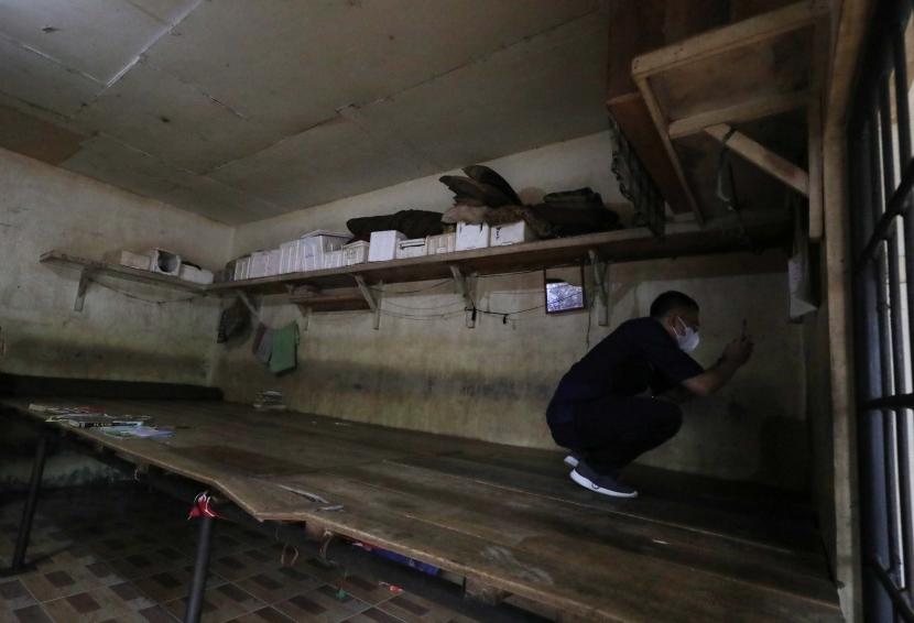 Petugas kepolisian memeriksa ruang kerangkeng manusia yang berada di kediaman pribadi Bupati Langkat nonaktif Terbit Rencana Peranginangin di Desa Raja Tengah, Kecamatan Kuala, Kabupaten Langkat, Sumatra Utara.