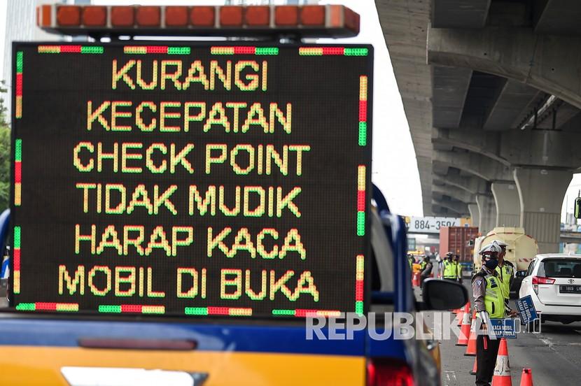 Petugas kepolisian memeriksa sejumlah kendaraan yang melintas di jalan tol Jakarta-Cikampek, Cikarang Barat, Jawa Barat, Selasa (19/5/2020). Presiden Joko Widodo menyatakan bahwa dalam beberapa minggu ke depan, pemerintah masih tetap berfokus pada upaya pengendalian wabah COVID-19 melalui larangan mudik dan mengendalikan arus balik. 