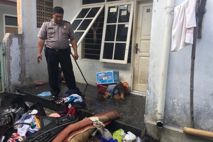 Petugas kepolisian memeriksa tempat kejadian perkara ledakan akibat kebocoran selang tabung gas