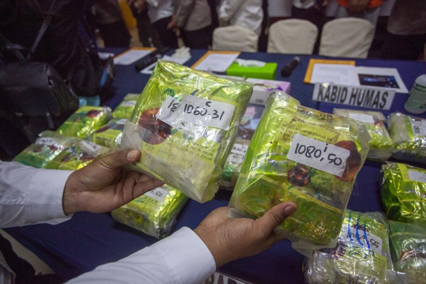 Petugas kepolisian memperlihatkan barang bukti bungkusan berisi sabu saat rilis kasus penyelundupan narkotika jenis sabu di Polda Kepri, Batam, Kepulauan Riau, Senin (24/10/2022). (Ilustrasi)