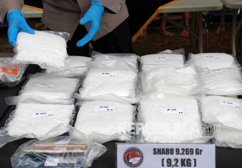 Petugas kepolisian memperlihatkan barang bukti narkotika jenis sabu. (Ilustrasi)