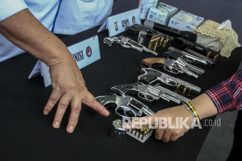 Petugas Kepolisian memperlihatkan barang bukti tangkapan senjata api rakitan (ilustrasi)