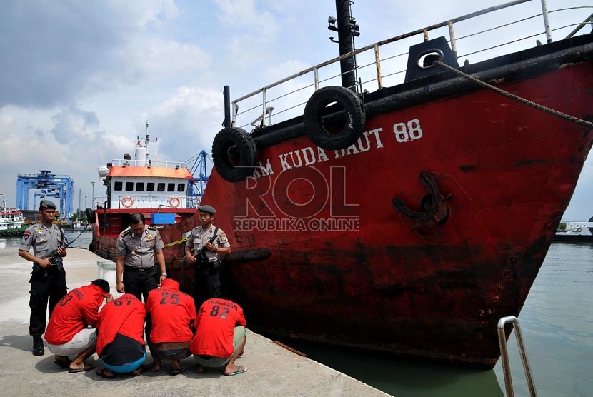  Petugas kepolisian menahan awak kapal tangker KM Kuda Laut 88 yang membawa bahan bakar minyak (BBM) selundupan ditahan polisi di Pulau Pondok Dayung, Jakarta utara, Rabu (19/6).    (Republika/Prayogi)