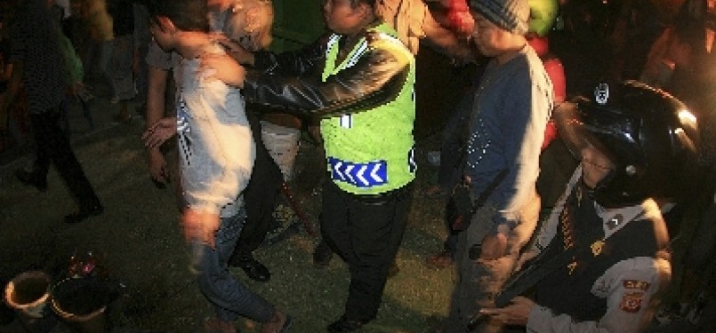 Petugas kepolisian menangkap anggota geng motor (ilustrasi).