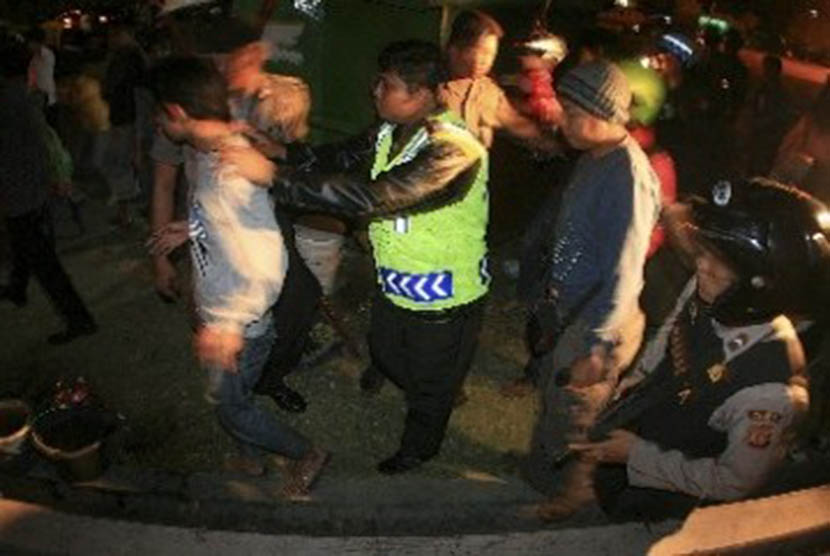 Petugas kepolisian menangkap anggota geng motor (ilustrasi).