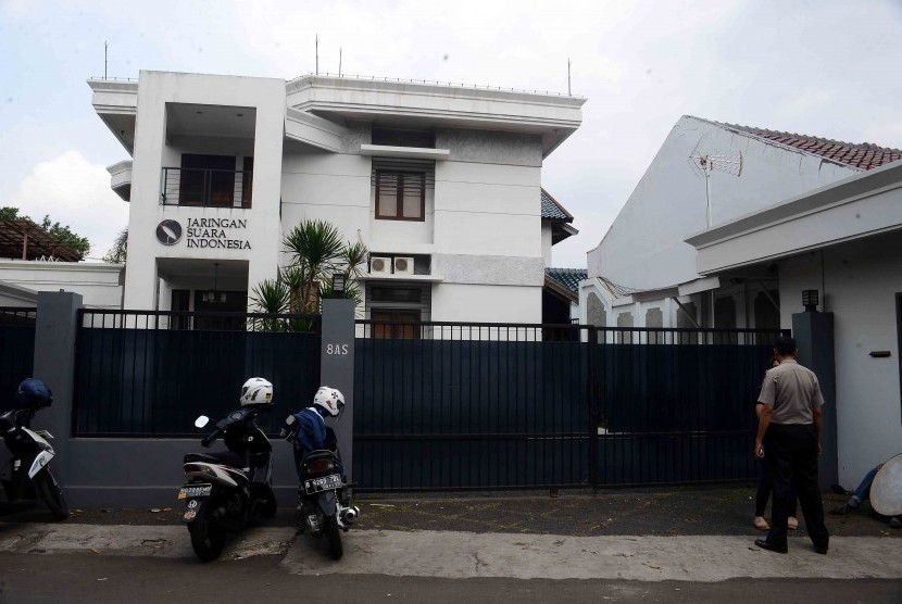Petugas kepolisian mendatangi kantor Jaringan Suara Indonesia (JSI) yang dilempari Bom molotov meski bom tersebut tidak meledak di Jalan Warung Jati Timur, Jakarta Selatan, Jumat (11/7).