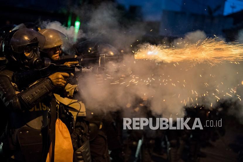 Petugas Kepolisian menembakan gas air mata saat unjuk rasa di Bandung, Jawa Barat, Rabu (7/10/2020). Unjuk rasa menolak UU Cipta Kerja tersebut berakhir ricuh. 