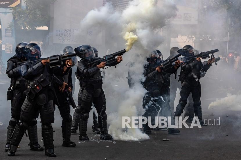Petugas kepolisian menembakkan gas air mata ke arah pengunjuk rasa yang menolak RUU Cipta Kerja (ilustrasi)