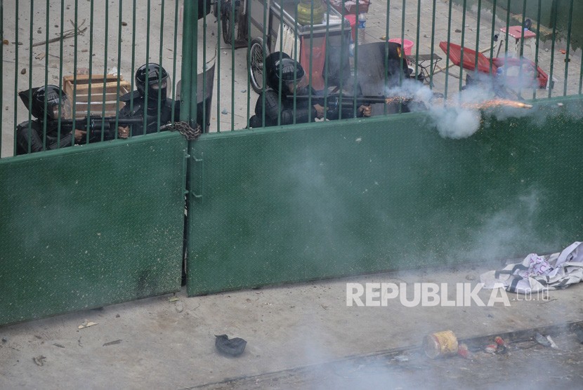 Petugas Kepolisian menembakkan gas air mata saat unjuk rasa menentang UU KPK hasil revisi dan RKUHP, yang berujung ricuh di Jalan Tentara Pelajar, Palmerah, Jakarta, Rabu (25/9/2019).