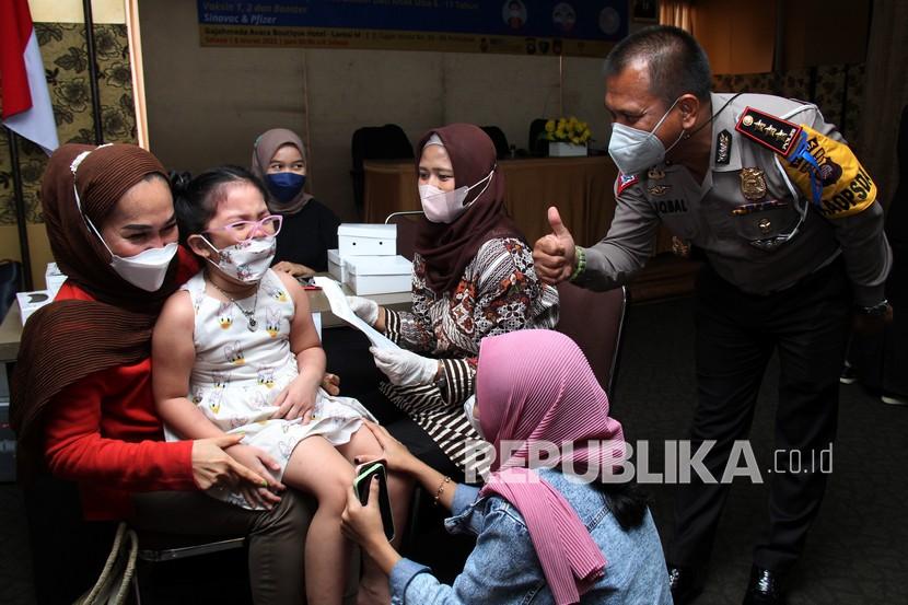 Petugas kepolisian mengacungkan jempol kepada anak penerima vaksin bernama Apple (kedua kiri) saat Gebyar Vaksinasi Polda Kalbar di salah satu hotel di Pontianak, Kalimantan Barat, Selasa (8/3/2022). Dalam upaya mendukung percepatan vaksinasi nasional, Polda Kalbar secara gencar mengadakan vaksinasi untuk tahap pertama, kedua dan ketiga bagi masyarakat di 14 kabupaten/kota di Kalbar. 