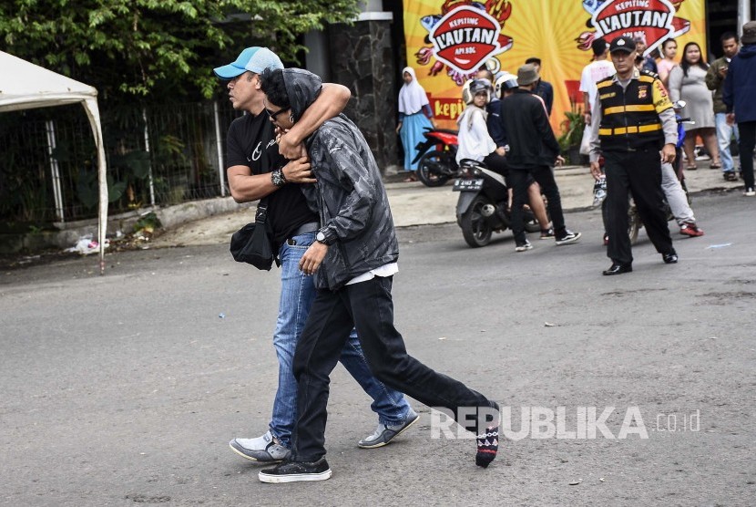 Petugas Kepolisian mengamankan oknum perusuh pada peringatan Hari Buruh (May Day) di kawasan Monumen Perjuangan, Kota Bandung, Rabu (1/5).