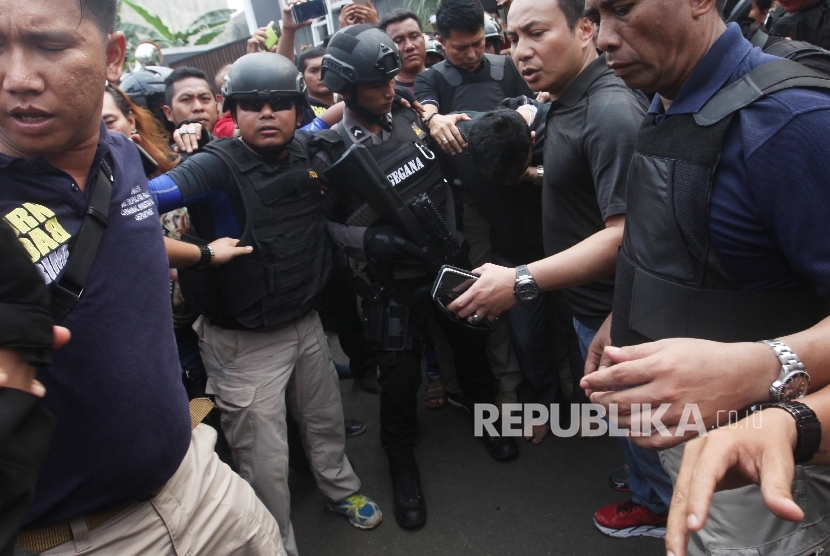 Petugas kepolisian mengamankan salah satu pelaku perampokan dan penyanderaan di salah satu rumah kawasan Pondok Indah, Jakarta, Sabtu (3/9).